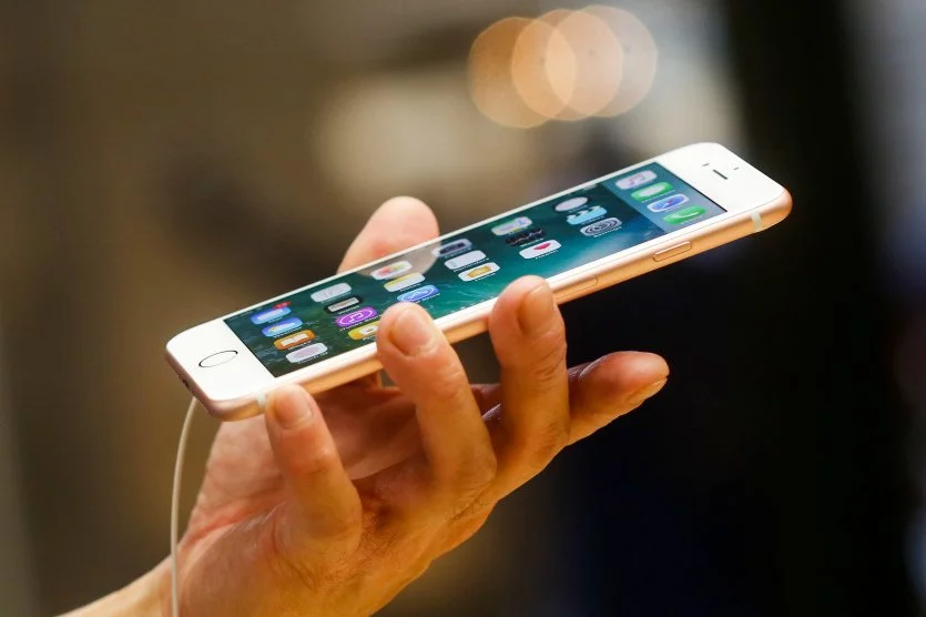 A customer inspects a new iPhone 7 plus smartphone inside the Apple Inc. Covent Garden store in London, U.K., on Friday, Sept. 16, 2016. Consumers buying Apple Inc.s new iPhone 7 smartphones so far aren't grumbling about the lack of a headphone jack. Photographer: Chris Ratcliffe/Bloomberg via Getty Images