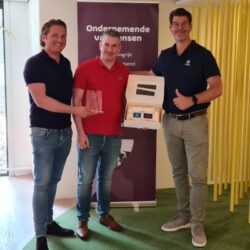 Laurens Kalverboer (l.) en Koen Timmermans van E-storage en Mark Slagmolen van ProLion-400