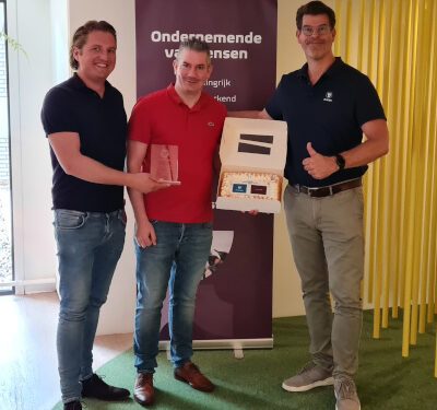 Laurens Kalverboer (l.) en Koen Timmermans van E-storage en Mark Slagmolen van ProLion-400