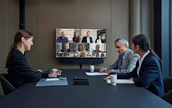 Pexip Videomeeting in meeting room with multiple participants-600400