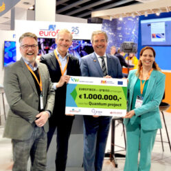 foto gedeputeerde MWC25 Eurofiber QBird-400