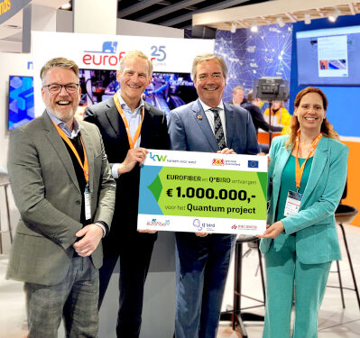 foto gedeputeerde MWC25 Eurofiber QBird-400