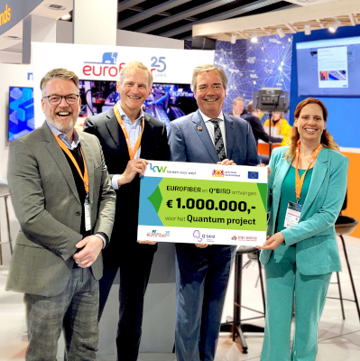 foto gedeputeerde MWC25 Eurofiber QBird-400
