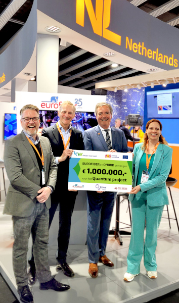 foto gedeputeerde MWC25 Eurofiber QBird