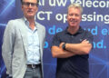 BusinessCom introduceert samen met Alcatel-Lucent Enterprise (ALE) Rainbow Webinar op de Nederlandse markt. Deze uitbreiding van het Rainbow-platform is ontwikkeld om business partners en hun klanten te helpen bij het organiseren van online bijeenkomsten, van interne vergaderingen tot grote publieke webinars. De samenwerking tussen ALE en BusinessCom is hierbij belangrijk: ALE levert de technologie, terwijl BusinessCom zorgt voor de beschikbaarheid, begeleiding en ondersteuning richting partners. Zo kunnen partners Rainbow Webinar niet alleen aanbieden, maar kunnen klanten er ook zeker van zijn dat ze de juiste kennis en hulp krijgen om het succesvol in hun organisatie te gebruiken. Wat betekent dit voor klanten? Met Rainbow Webinar kun je online evenementen van verschillende omvang organiseren. Het platform schaalt automatisch mee, of je nu een kleine sessie hebt met een paar collega’s of een groot webinar met honderden deelnemers. Daarbij houdt het systeem rekening met verschillende soorten deelnemers: interne medewerkers, externe gasten of gastsprekers. Jij behoudt eenvoudig het overzicht en deelnemers kunnen zonder gedoe aansluiten. Organisatoren krijgen toegang tot duidelijke en zeer eenvoudige beheertools. Je kunt evenementen plannen, beheren en volgen, terwijl sprekers en deelnemers soepel samenwerken via dezelfde omgeving. Omdat het platform cloud-based is, heb je geen complexe installaties nodig. Dat maakt de inzet eenvoudig en laagdrempelig. Waarom via BusinessCom? Als Value Added Distributor (VAD) van ALE helpt BusinessCom zijn partners om Rainbow Webinar in te passen in een ‘Future proof portfolio’. Je kunt rekenen op ondersteuning bij implementatie, advies over toepassingen en begeleiding bij vragen van klanten. Op die manier kun jij inspelen op de groeiende behoefte, aan digitale samenwerking en hybride werken, zonder dat je daar zelf veel extra tijd of middelen voor hoeft vrij te maken. Rainbow Webinar is vanaf nu beschikbaar via het Rainbow-platform. Wil je weten hoe je dit in kunt zetten bij jouw klanten of zelf ervaren hoe het werkt? Neem dan contact op met BusinessCom voor meer informatie. Op de foto: Eelco Hollestelle (ALE) en Maikel Broecks (BusinessCom).