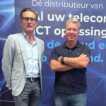 BusinessCom introduceert samen met Alcatel-Lucent Enterprise (ALE) Rainbow Webinar op de Nederlandse markt. Deze uitbreiding van het Rainbow-platform is ontwikkeld om business partners en hun klanten te helpen bij het organiseren van online bijeenkomsten, van interne vergaderingen tot grote publieke webinars. De samenwerking tussen ALE en BusinessCom is hierbij belangrijk: ALE levert de technologie, terwijl BusinessCom zorgt voor de beschikbaarheid, begeleiding en ondersteuning richting partners. Zo kunnen partners Rainbow Webinar niet alleen aanbieden, maar kunnen klanten er ook zeker van zijn dat ze de juiste kennis en hulp krijgen om het succesvol in hun organisatie te gebruiken. Wat betekent dit voor klanten? Met Rainbow Webinar kun je online evenementen van verschillende omvang organiseren. Het platform schaalt automatisch mee, of je nu een kleine sessie hebt met een paar collega’s of een groot webinar met honderden deelnemers. Daarbij houdt het systeem rekening met verschillende soorten deelnemers: interne medewerkers, externe gasten of gastsprekers. Jij behoudt eenvoudig het overzicht en deelnemers kunnen zonder gedoe aansluiten. Organisatoren krijgen toegang tot duidelijke en zeer eenvoudige beheertools. Je kunt evenementen plannen, beheren en volgen, terwijl sprekers en deelnemers soepel samenwerken via dezelfde omgeving. Omdat het platform cloud-based is, heb je geen complexe installaties nodig. Dat maakt de inzet eenvoudig en laagdrempelig. Waarom via BusinessCom? Als Value Added Distributor (VAD) van ALE helpt BusinessCom zijn partners om Rainbow Webinar in te passen in een ‘Future proof portfolio’. Je kunt rekenen op ondersteuning bij implementatie, advies over toepassingen en begeleiding bij vragen van klanten. Op die manier kun jij inspelen op de groeiende behoefte, aan digitale samenwerking en hybride werken, zonder dat je daar zelf veel extra tijd of middelen voor hoeft vrij te maken. Rainbow Webinar is vanaf nu beschikbaar via het Rainbow-platform. Wil je weten hoe je dit in kunt zetten bij jouw klanten of zelf ervaren hoe het werkt? Neem dan contact op met BusinessCom voor meer informatie. Op de foto: Eelco Hollestelle (ALE) en Maikel Broecks (BusinessCom).
