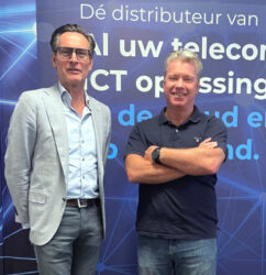 BusinessCom introduceert samen met Alcatel-Lucent Enterprise (ALE) Rainbow Webinar op de Nederlandse markt. Deze uitbreiding van het Rainbow-platform is ontwikkeld om business partners en hun klanten te helpen bij het organiseren van online bijeenkomsten, van interne vergaderingen tot grote publieke webinars. De samenwerking tussen ALE en BusinessCom is hierbij belangrijk: ALE levert de technologie, terwijl BusinessCom zorgt voor de beschikbaarheid, begeleiding en ondersteuning richting partners. Zo kunnen partners Rainbow Webinar niet alleen aanbieden, maar kunnen klanten er ook zeker van zijn dat ze de juiste kennis en hulp krijgen om het succesvol in hun organisatie te gebruiken. Wat betekent dit voor klanten? Met Rainbow Webinar kun je online evenementen van verschillende omvang organiseren. Het platform schaalt automatisch mee, of je nu een kleine sessie hebt met een paar collega’s of een groot webinar met honderden deelnemers. Daarbij houdt het systeem rekening met verschillende soorten deelnemers: interne medewerkers, externe gasten of gastsprekers. Jij behoudt eenvoudig het overzicht en deelnemers kunnen zonder gedoe aansluiten. Organisatoren krijgen toegang tot duidelijke en zeer eenvoudige beheertools. Je kunt evenementen plannen, beheren en volgen, terwijl sprekers en deelnemers soepel samenwerken via dezelfde omgeving. Omdat het platform cloud-based is, heb je geen complexe installaties nodig. Dat maakt de inzet eenvoudig en laagdrempelig. Waarom via BusinessCom? Als Value Added Distributor (VAD) van ALE helpt BusinessCom zijn partners om Rainbow Webinar in te passen in een ‘Future proof portfolio’. Je kunt rekenen op ondersteuning bij implementatie, advies over toepassingen en begeleiding bij vragen van klanten. Op die manier kun jij inspelen op de groeiende behoefte, aan digitale samenwerking en hybride werken, zonder dat je daar zelf veel extra tijd of middelen voor hoeft vrij te maken. Rainbow Webinar is vanaf nu beschikbaar via het Rainbow-platform. Wil je weten hoe je dit in kunt zetten bij jouw klanten of zelf ervaren hoe het werkt? Neem dan contact op met BusinessCom voor meer informatie. Op de foto: Eelco Hollestelle (ALE) en Maikel Broecks (BusinessCom).