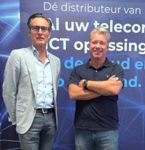 BusinessCom introduceert samen met Alcatel-Lucent Enterprise (ALE) Rainbow Webinar op de Nederlandse markt. Deze uitbreiding van het Rainbow-platform is ontwikkeld om business partners en hun klanten te helpen bij het organiseren van online bijeenkomsten, van interne vergaderingen tot grote publieke webinars. De samenwerking tussen ALE en BusinessCom is hierbij belangrijk: ALE levert de technologie, terwijl BusinessCom zorgt voor de beschikbaarheid, begeleiding en ondersteuning richting partners. Zo kunnen partners Rainbow Webinar niet alleen aanbieden, maar kunnen klanten er ook zeker van zijn dat ze de juiste kennis en hulp krijgen om het succesvol in hun organisatie te gebruiken. Wat betekent dit voor klanten? Met Rainbow Webinar kun je online evenementen van verschillende omvang organiseren. Het platform schaalt automatisch mee, of je nu een kleine sessie hebt met een paar collega’s of een groot webinar met honderden deelnemers. Daarbij houdt het systeem rekening met verschillende soorten deelnemers: interne medewerkers, externe gasten of gastsprekers. Jij behoudt eenvoudig het overzicht en deelnemers kunnen zonder gedoe aansluiten. Organisatoren krijgen toegang tot duidelijke en zeer eenvoudige beheertools. Je kunt evenementen plannen, beheren en volgen, terwijl sprekers en deelnemers soepel samenwerken via dezelfde omgeving. Omdat het platform cloud-based is, heb je geen complexe installaties nodig. Dat maakt de inzet eenvoudig en laagdrempelig. Waarom via BusinessCom? Als Value Added Distributor (VAD) van ALE helpt BusinessCom zijn partners om Rainbow Webinar in te passen in een ‘Future proof portfolio’. Je kunt rekenen op ondersteuning bij implementatie, advies over toepassingen en begeleiding bij vragen van klanten. Op die manier kun jij inspelen op de groeiende behoefte, aan digitale samenwerking en hybride werken, zonder dat je daar zelf veel extra tijd of middelen voor hoeft vrij te maken. Rainbow Webinar is vanaf nu beschikbaar via het Rainbow-platform. Wil je weten hoe je dit in kunt zetten bij jouw klanten of zelf ervaren hoe het werkt? Neem dan contact op met BusinessCom voor meer informatie. Op de foto: Eelco Hollestelle (ALE) en Maikel Broecks (BusinessCom).