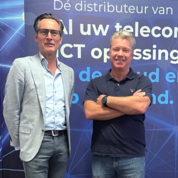 BusinessCom introduceert samen met Alcatel-Lucent Enterprise (ALE) Rainbow Webinar op de Nederlandse markt. Deze uitbreiding van het Rainbow-platform is ontwikkeld om business partners en hun klanten te helpen bij het organiseren van online bijeenkomsten, van interne vergaderingen tot grote publieke webinars. De samenwerking tussen ALE en BusinessCom is hierbij belangrijk: ALE levert de technologie, terwijl BusinessCom zorgt voor de beschikbaarheid, begeleiding en ondersteuning richting partners. Zo kunnen partners Rainbow Webinar niet alleen aanbieden, maar kunnen klanten er ook zeker van zijn dat ze de juiste kennis en hulp krijgen om het succesvol in hun organisatie te gebruiken. Wat betekent dit voor klanten? Met Rainbow Webinar kun je online evenementen van verschillende omvang organiseren. Het platform schaalt automatisch mee, of je nu een kleine sessie hebt met een paar collega’s of een groot webinar met honderden deelnemers. Daarbij houdt het systeem rekening met verschillende soorten deelnemers: interne medewerkers, externe gasten of gastsprekers. Jij behoudt eenvoudig het overzicht en deelnemers kunnen zonder gedoe aansluiten. Organisatoren krijgen toegang tot duidelijke en zeer eenvoudige beheertools. Je kunt evenementen plannen, beheren en volgen, terwijl sprekers en deelnemers soepel samenwerken via dezelfde omgeving. Omdat het platform cloud-based is, heb je geen complexe installaties nodig. Dat maakt de inzet eenvoudig en laagdrempelig. Waarom via BusinessCom? Als Value Added Distributor (VAD) van ALE helpt BusinessCom zijn partners om Rainbow Webinar in te passen in een ‘Future proof portfolio’. Je kunt rekenen op ondersteuning bij implementatie, advies over toepassingen en begeleiding bij vragen van klanten. Op die manier kun jij inspelen op de groeiende behoefte, aan digitale samenwerking en hybride werken, zonder dat je daar zelf veel extra tijd of middelen voor hoeft vrij te maken. Rainbow Webinar is vanaf nu beschikbaar via het Rainbow-platform. Wil je weten hoe je dit in kunt zetten bij jouw klanten of zelf ervaren hoe het werkt? Neem dan contact op met BusinessCom voor meer informatie. Op de foto: Eelco Hollestelle (ALE) en Maikel Broecks (BusinessCom).