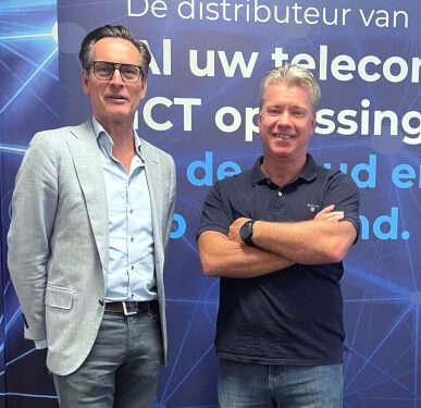 BusinessCom introduceert samen met Alcatel-Lucent Enterprise (ALE) Rainbow Webinar op de Nederlandse markt. Deze uitbreiding van het Rainbow-platform is ontwikkeld om business partners en hun klanten te helpen bij het organiseren van online bijeenkomsten, van interne vergaderingen tot grote publieke webinars. De samenwerking tussen ALE en BusinessCom is hierbij belangrijk: ALE levert de technologie, terwijl BusinessCom zorgt voor de beschikbaarheid, begeleiding en ondersteuning richting partners. Zo kunnen partners Rainbow Webinar niet alleen aanbieden, maar kunnen klanten er ook zeker van zijn dat ze de juiste kennis en hulp krijgen om het succesvol in hun organisatie te gebruiken. Wat betekent dit voor klanten? Met Rainbow Webinar kun je online evenementen van verschillende omvang organiseren. Het platform schaalt automatisch mee, of je nu een kleine sessie hebt met een paar collega’s of een groot webinar met honderden deelnemers. Daarbij houdt het systeem rekening met verschillende soorten deelnemers: interne medewerkers, externe gasten of gastsprekers. Jij behoudt eenvoudig het overzicht en deelnemers kunnen zonder gedoe aansluiten. Organisatoren krijgen toegang tot duidelijke en zeer eenvoudige beheertools. Je kunt evenementen plannen, beheren en volgen, terwijl sprekers en deelnemers soepel samenwerken via dezelfde omgeving. Omdat het platform cloud-based is, heb je geen complexe installaties nodig. Dat maakt de inzet eenvoudig en laagdrempelig. Waarom via BusinessCom? Als Value Added Distributor (VAD) van ALE helpt BusinessCom zijn partners om Rainbow Webinar in te passen in een ‘Future proof portfolio’. Je kunt rekenen op ondersteuning bij implementatie, advies over toepassingen en begeleiding bij vragen van klanten. Op die manier kun jij inspelen op de groeiende behoefte, aan digitale samenwerking en hybride werken, zonder dat je daar zelf veel extra tijd of middelen voor hoeft vrij te maken. Rainbow Webinar is vanaf nu beschikbaar via het Rainbow-platform. Wil je weten hoe je dit in kunt zetten bij jouw klanten of zelf ervaren hoe het werkt? Neem dan contact op met BusinessCom voor meer informatie. Op de foto: Eelco Hollestelle (ALE) en Maikel Broecks (BusinessCom).
