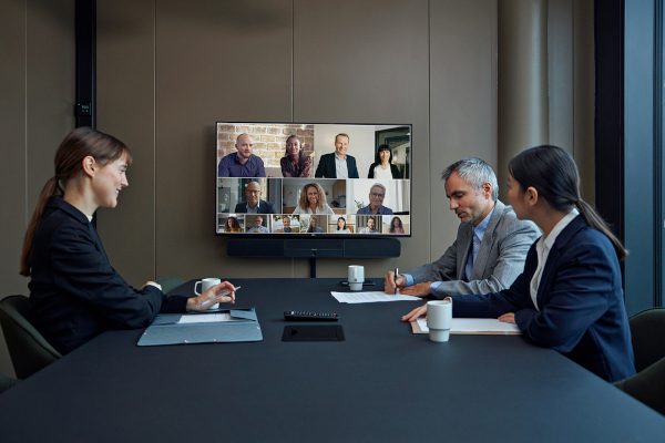 Pexip Videomeeting in meeting room with multiple participants-600400
