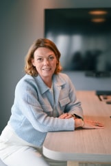 </p>



<p>14 januari 2025<br>Dagmar Lens algemeen directeur NLdigital” width=”162″ height=”243″ />NLdigital, de branchevereniging voor de digitale sector, heeft Dagmar Lens benoemd tot nieuwe algemeen directeur. Dagmar werkte hiervoor onder andere bij IBM en bij Microsoft. Bij Microsoft gaf zij de afgelopen 6 jaar leiding aan de markt- sector Educatie, Onderwijs en Onderzoek. Met haar ruime ervaring en sterke visie op de toekomst van de digitale sector zal zij vanaf <strong>1 maart 2025</strong> de leiding over de vereniging op zich nemen.</p>



<p>Dagmar Lens brengt een schat aan ervaring mee vanuit diverse leidinggevende rollen binnen IT en Tech industrie. Haar focus op innovatie, samenwerking en maatschappelijke impact maken haar de ideale persoon om NLdigital naar een nieuw hoofdstuk te leiden. Dagmar heeft eerder bewezen een verbindende kracht te zijn in complexe ecosystemen en heeft een scherp oog voor het ondersteunen van leden in een snel veranderende wereld.</p>



<p><strong>Dagmar Lens</strong> over haar nieuwe rol: “Organisaties ondersteunen bij technologische innovatie is altijd mijn passie geweest. Nu deze kans zich voordoet om dit op brede schaal in de digitale sector te doen, voel ik mij zeer vereerd. We leven in een tijdperk waarin technologie een enorme impact heeft op de Nederlandse economie en welvaart. Ik kijk ernaar uit om samen met onze achterban te werken aan cruciale thema’s zoals verantwoorde generatieve AI, cybersecurity, het tekort aan IT-professionals, digitale vaardigheden in het onderwijs, en wet- en regelgeving. Samen zullen we de digitale sector in Nederland versterken en onze innovatie- en concurrentiepositie verder uitbouwen.”</p>



<p><strong>Emily Glastra</strong>, voorzitter van de vereniging, reageert namens het bestuur verheugd op de komst van Dagmar Lens: “Met Dagmar halen we een sterke leider aan boord die het belang van onze leden en de rol van de digitale sector in de samenleving begrijpt. Haar strategische blik en gedrevenheid passen perfect bij de ambities van NLdigital. We kijken ernaar uit om samen met haar verder te bouwen aan de toekomst.”</p>
				</div>
				</div>
		<div class=